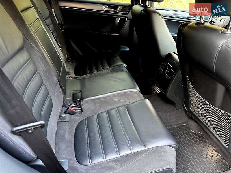 Внедорожник / Кроссовер Volkswagen Touareg 2015 в Хмельницком