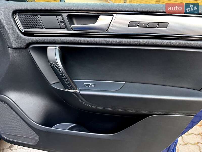 Внедорожник / Кроссовер Volkswagen Touareg 2015 в Хмельницком