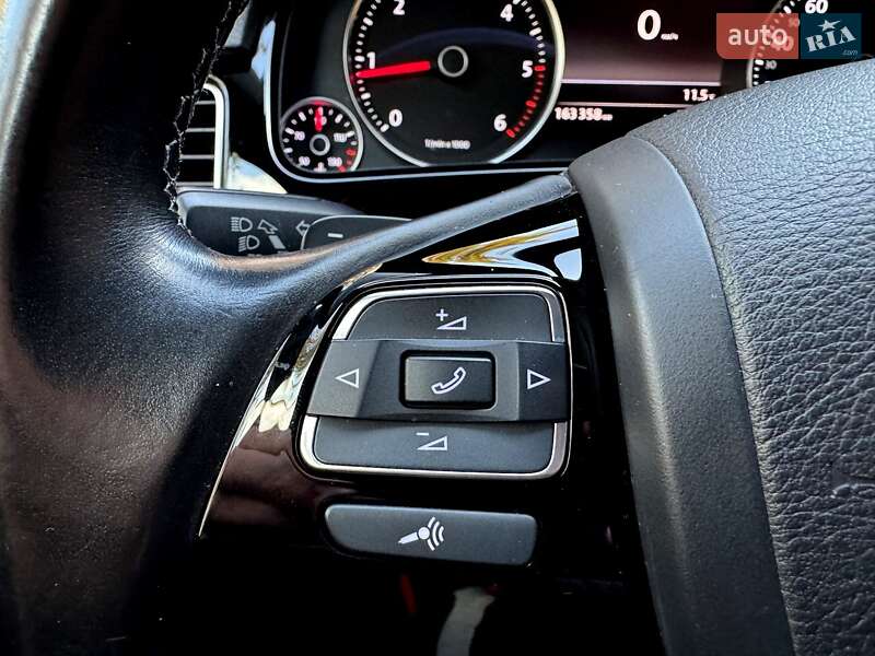 Внедорожник / Кроссовер Volkswagen Touareg 2015 в Хмельницком