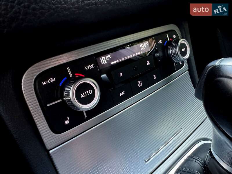 Внедорожник / Кроссовер Volkswagen Touareg 2015 в Хмельницком
