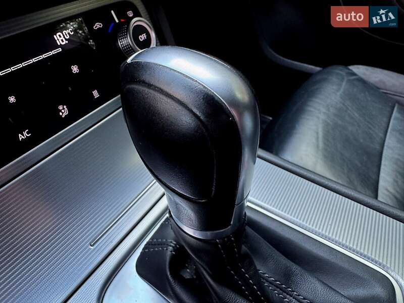 Внедорожник / Кроссовер Volkswagen Touareg 2015 в Хмельницком