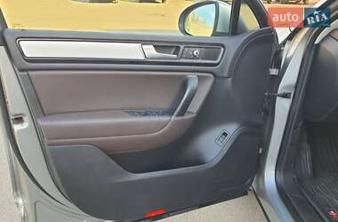 Внедорожник / Кроссовер Volkswagen Touareg 2017 в 