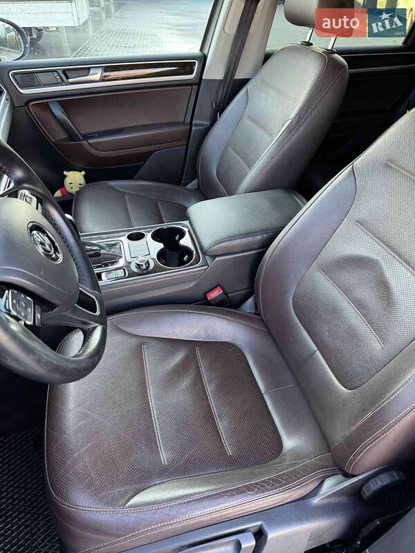 Внедорожник / Кроссовер Volkswagen Touareg 2013 в Львове