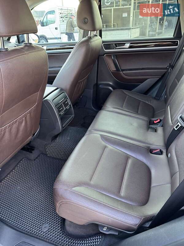 Внедорожник / Кроссовер Volkswagen Touareg 2013 в Львове