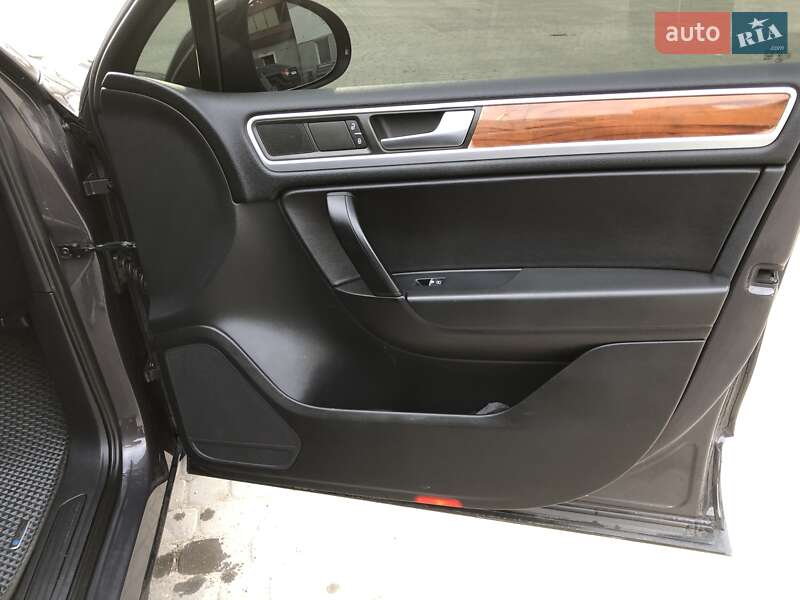 Внедорожник / Кроссовер Volkswagen Touareg 2011 в Теофиполе