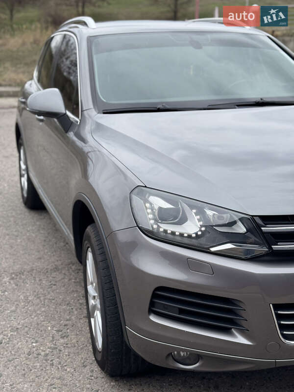 Внедорожник / Кроссовер Volkswagen Touareg 2012 в Харькове