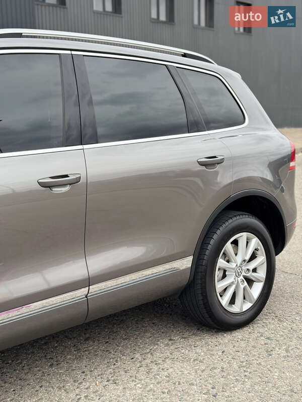 Внедорожник / Кроссовер Volkswagen Touareg 2012 в Харькове