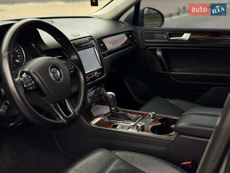Внедорожник / Кроссовер Volkswagen Touareg 2012 в Харькове