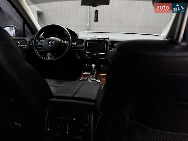 Внедорожник / Кроссовер Volkswagen Touareg 2012 в Харькове