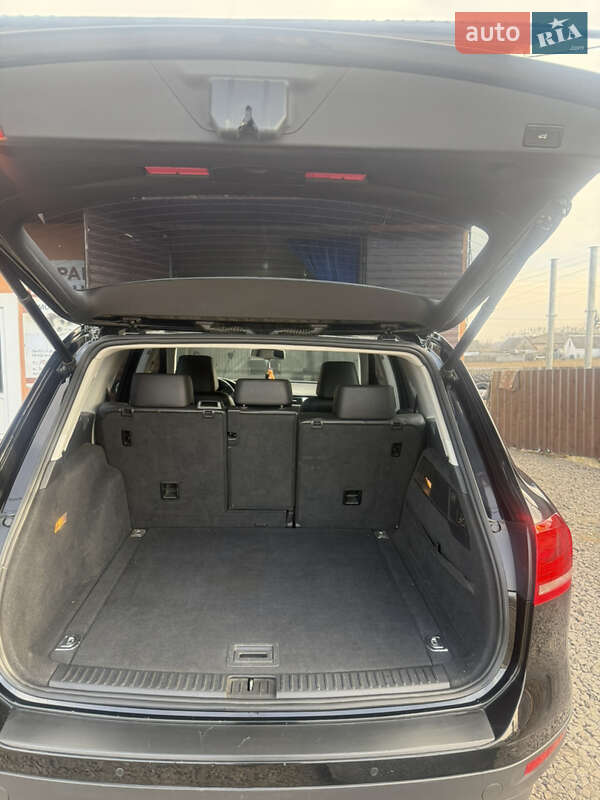 Внедорожник / Кроссовер Volkswagen Touareg 2011 в Киеве