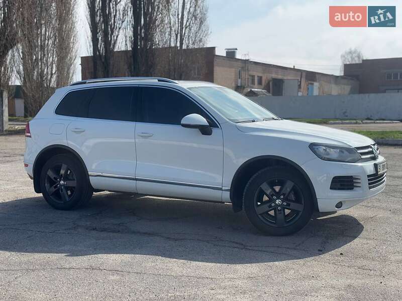 Позашляховик / Кросовер Volkswagen Touareg 2014 в Лубнах
