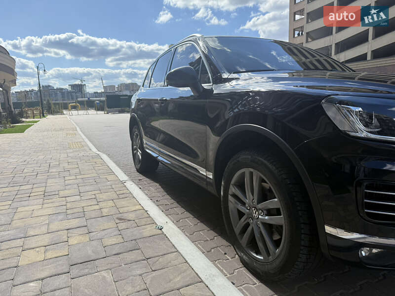 Внедорожник / Кроссовер Volkswagen Touareg 2014 в Киеве