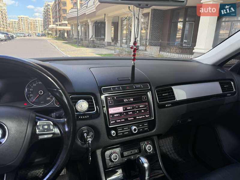 Внедорожник / Кроссовер Volkswagen Touareg 2014 в Киеве
