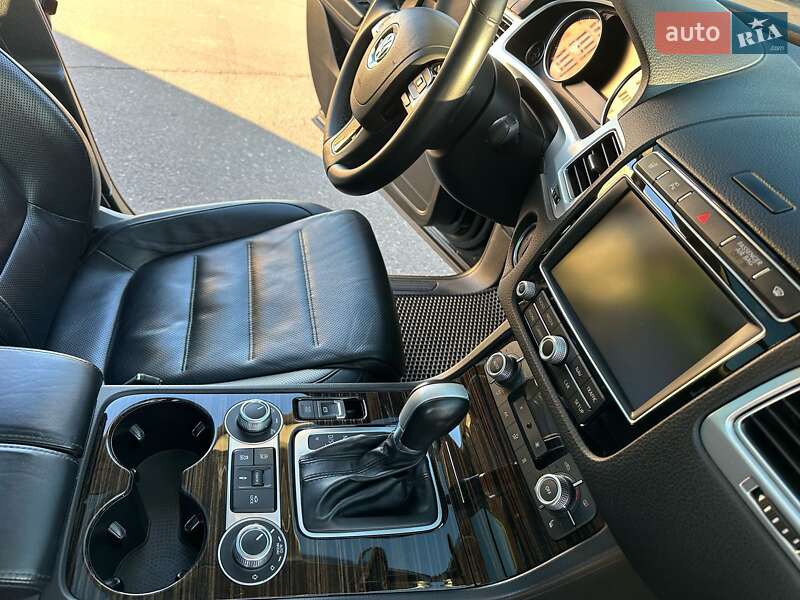 Позашляховик / Кросовер Volkswagen Touareg 2014 в Миколаєві