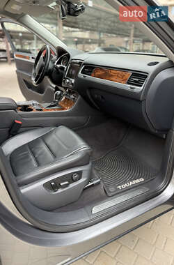 Внедорожник / Кроссовер Volkswagen Touareg 2010 в 