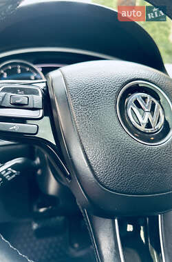 Внедорожник / Кроссовер Volkswagen Touareg 2011 в 