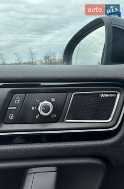Внедорожник / Кроссовер Volkswagen Touareg 2014 в 