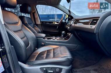 Позашляховик / Кросовер Volkswagen Touareg 2012 в 