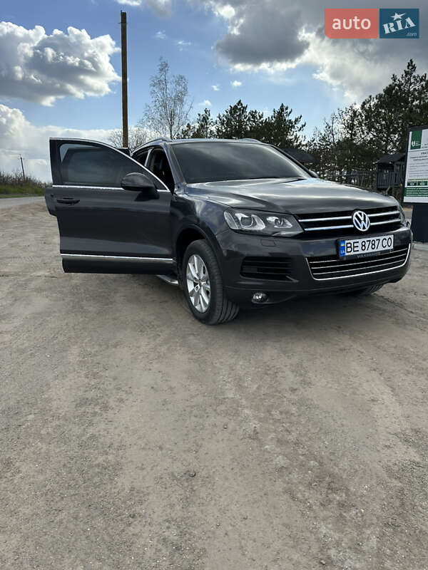 Внедорожник / Кроссовер Volkswagen Touareg 2012 в Николаеве