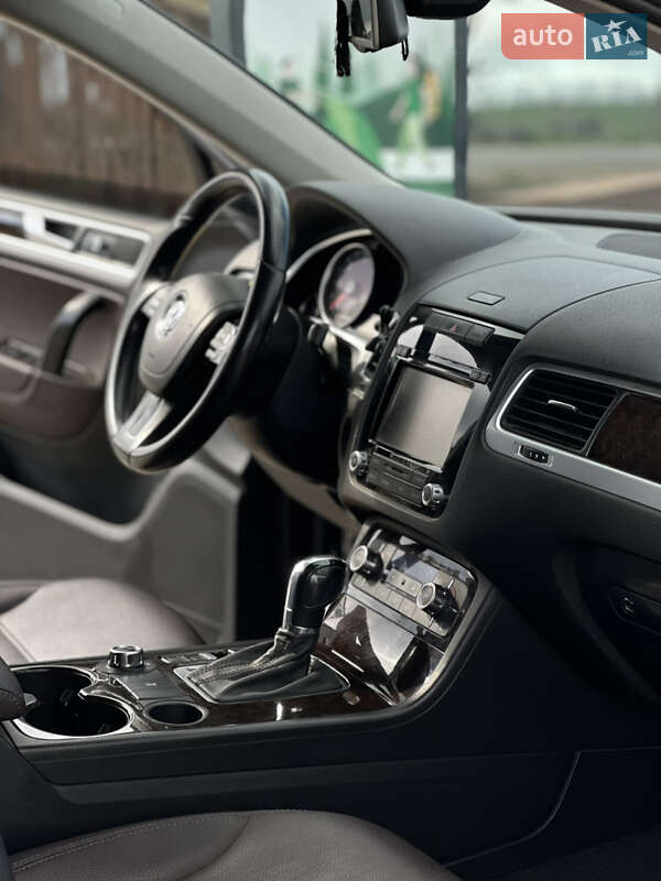 Внедорожник / Кроссовер Volkswagen Touareg 2012 в Николаеве