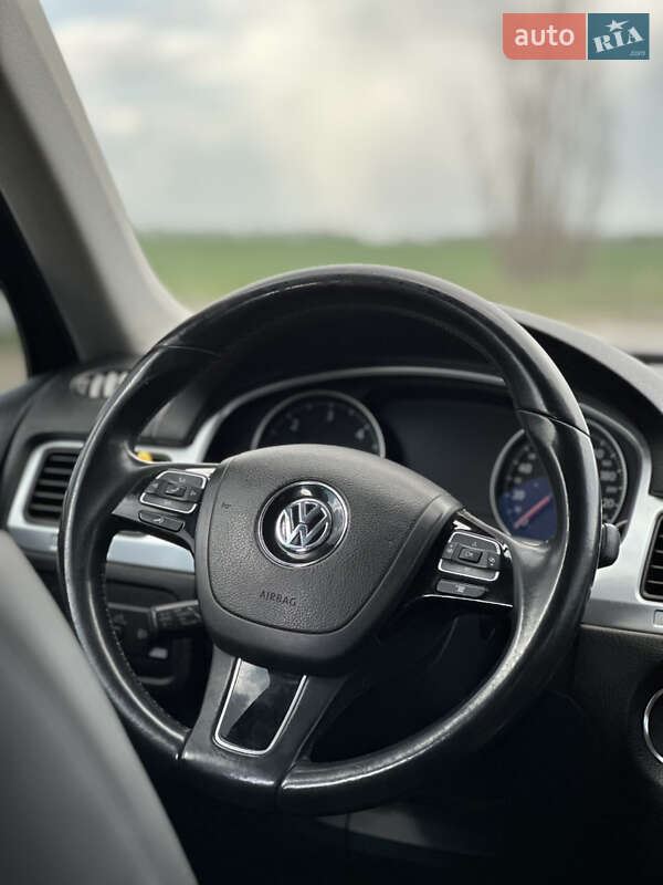 Внедорожник / Кроссовер Volkswagen Touareg 2012 в Николаеве