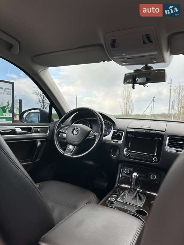 Внедорожник / Кроссовер Volkswagen Touareg 2012 в Николаеве