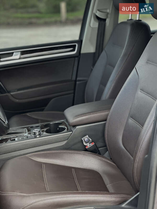 Внедорожник / Кроссовер Volkswagen Touareg 2012 в Николаеве