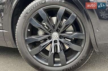 Внедорожник / Кроссовер Volkswagen Touareg 2018 в 