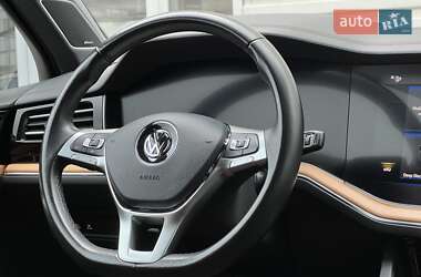 Внедорожник / Кроссовер Volkswagen Touareg 2018 в 