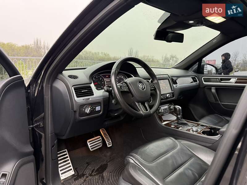 Позашляховик / Кросовер Volkswagen Touareg 2014 в Запоріжжі
