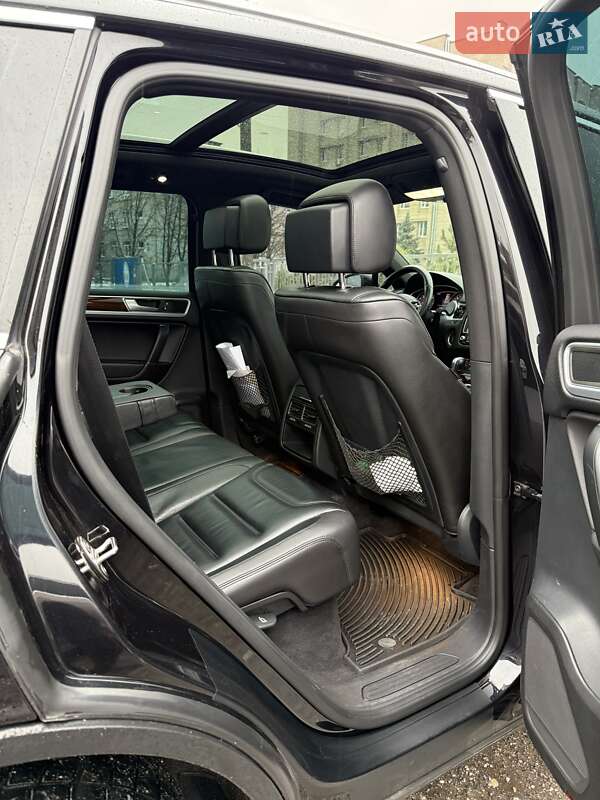 Позашляховик / Кросовер Volkswagen Touareg 2014 в Запоріжжі