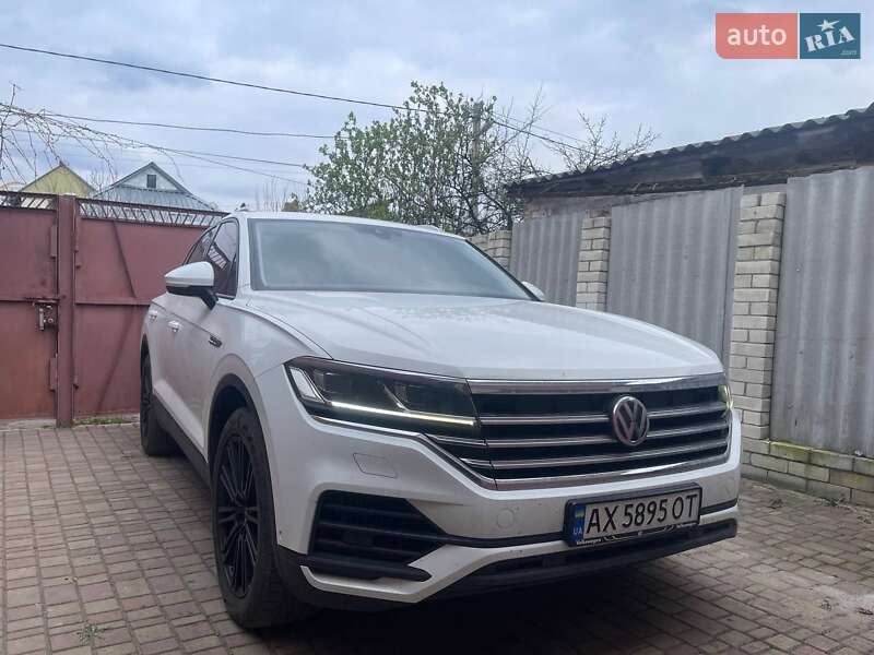Внедорожник / Кроссовер Volkswagen Touareg 2018 в 