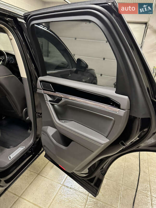 Позашляховик / Кросовер Volkswagen Touareg 2019 в Києві