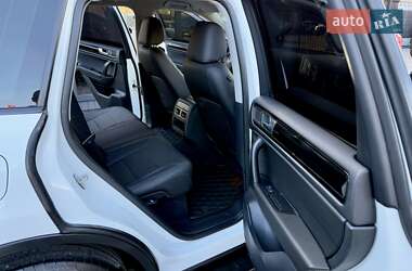 Позашляховик / Кросовер Volkswagen Touareg 2013 в 