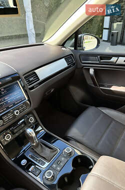 Внедорожник / Кроссовер Volkswagen Touareg 2012 в 
