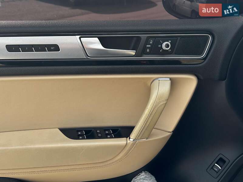 Внедорожник / Кроссовер Volkswagen Touareg 2015 в Харькове