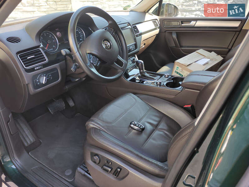 Внедорожник / Кроссовер Volkswagen Touareg 2011 в Нововолынске