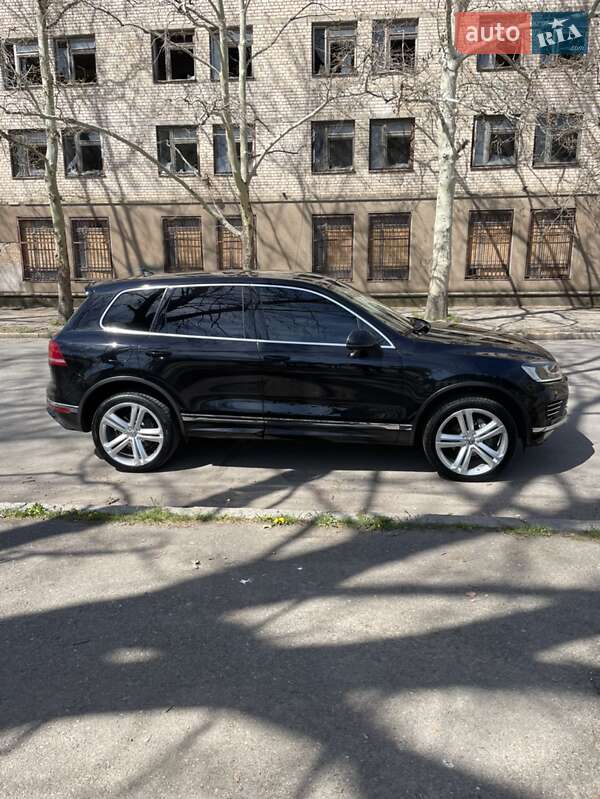 Внедорожник / Кроссовер Volkswagen Touareg 2015 в Николаеве