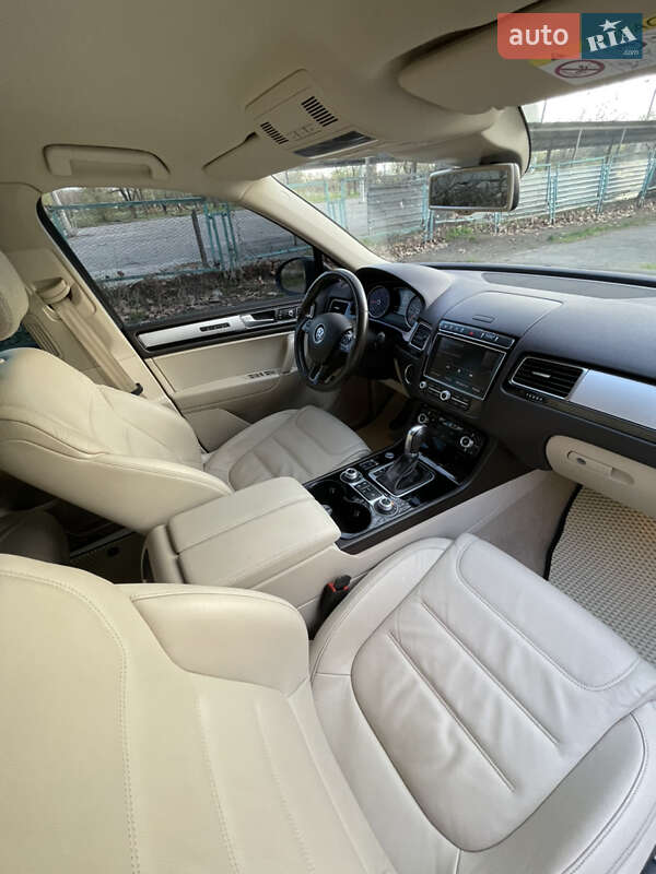 Внедорожник / Кроссовер Volkswagen Touareg 2015 в Николаеве