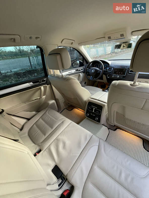 Внедорожник / Кроссовер Volkswagen Touareg 2015 в Николаеве