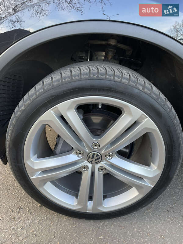 Внедорожник / Кроссовер Volkswagen Touareg 2015 в Николаеве