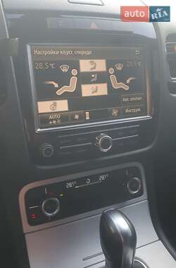 Внедорожник / Кроссовер Volkswagen Touareg 2011 в 