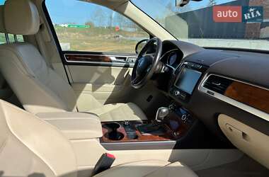 Позашляховик / Кросовер Volkswagen Touareg 2011 в 