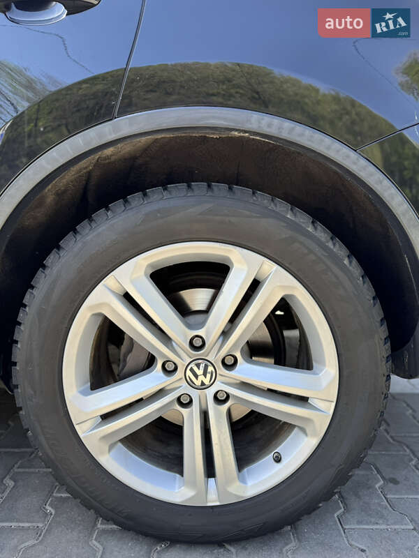 Внедорожник / Кроссовер Volkswagen Touareg 2014 в Киеве