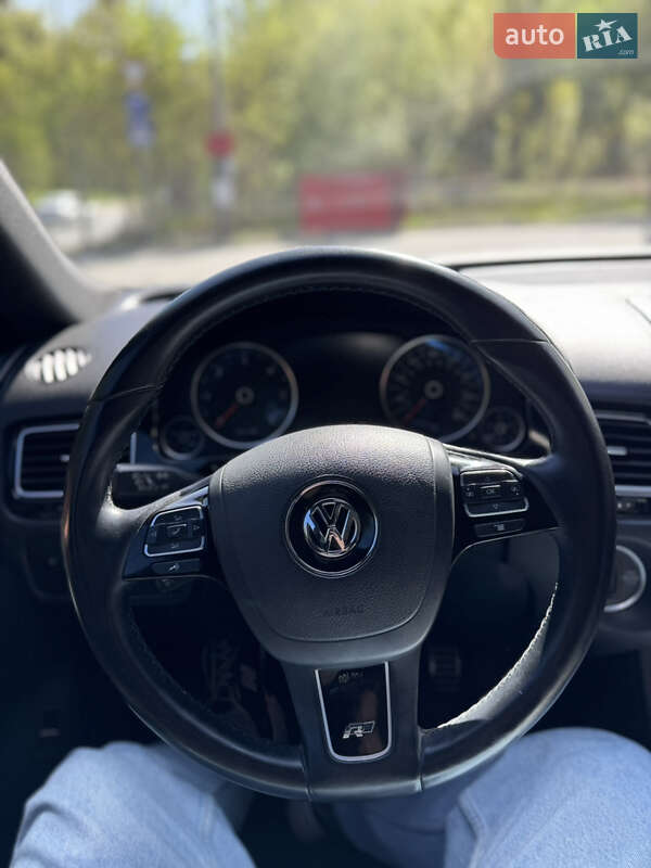 Внедорожник / Кроссовер Volkswagen Touareg 2014 в Киеве