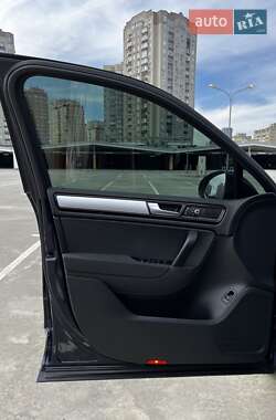 Внедорожник / Кроссовер Volkswagen Touareg 2012 в 