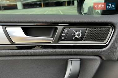 Внедорожник / Кроссовер Volkswagen Touareg 2012 в 