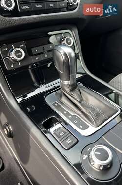 Внедорожник / Кроссовер Volkswagen Touareg 2012 в 