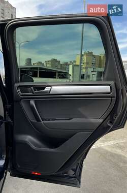 Внедорожник / Кроссовер Volkswagen Touareg 2012 в 