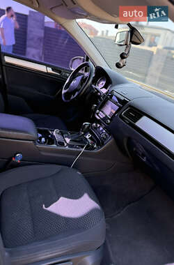 Позашляховик / Кросовер Volkswagen Touareg 2012 в 